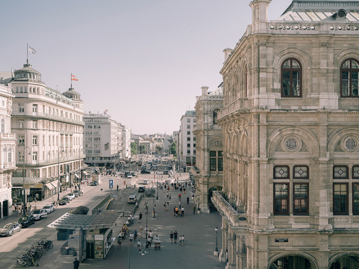 Vienna Opera Ring with a view of the State Opera and the Kärntner Ring - a lively square in the heart of Vienna with historic architecture and pedestrians.