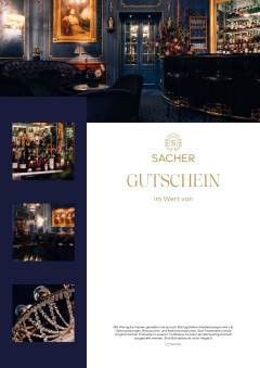 Sacher Gutschein mit luxuriöser, dunkelblauer Bar, gefülltem Regal, Ledersesseln und glänzendem Kronleuchter im Collage.